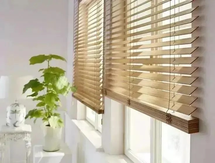 ​About White Wooden Venetian Blinds: Advantages and Benefits